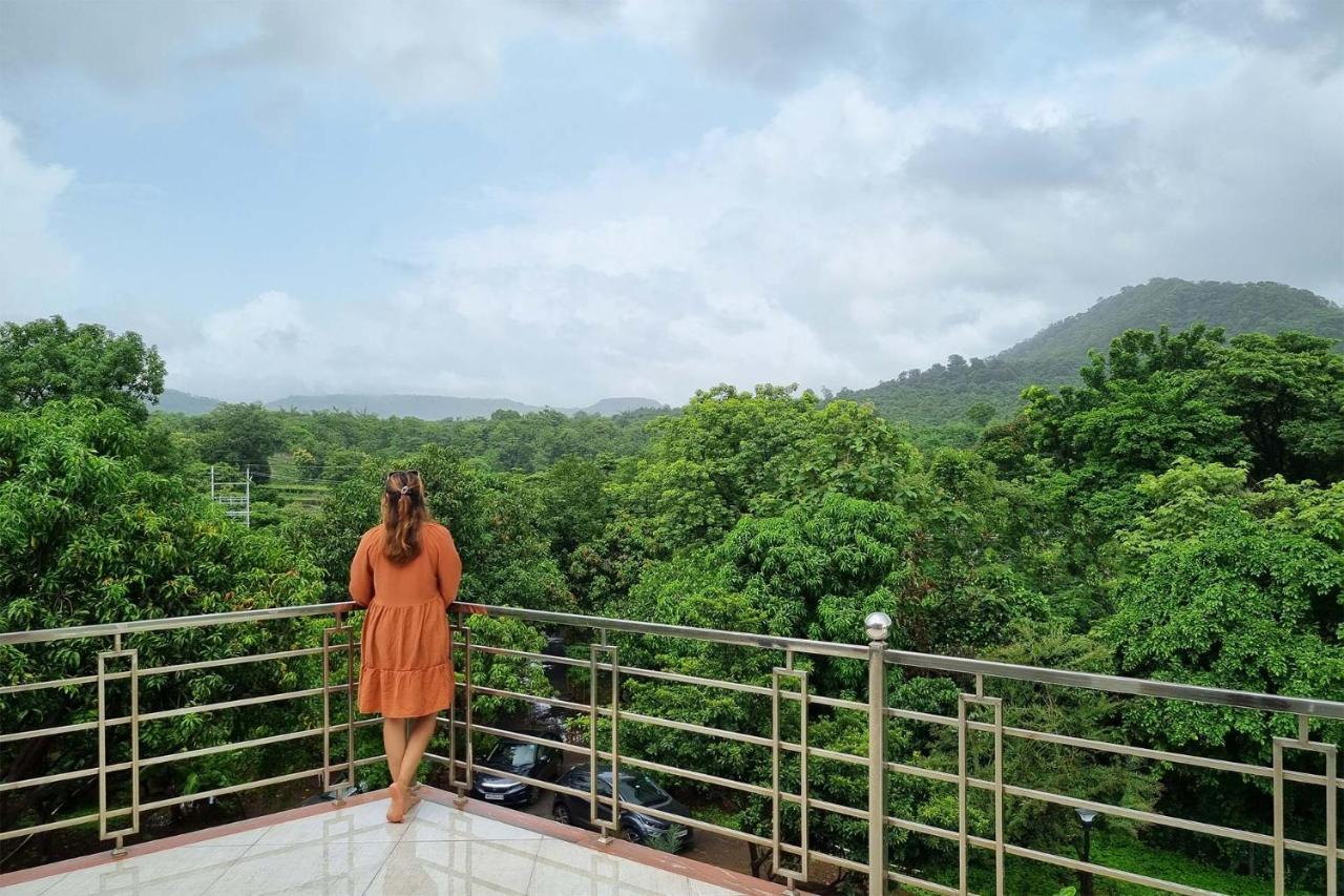Aqua & Sage By Stayvista - Riverside Villa With Pool & Terrace Karjat Ngoại thất bức ảnh